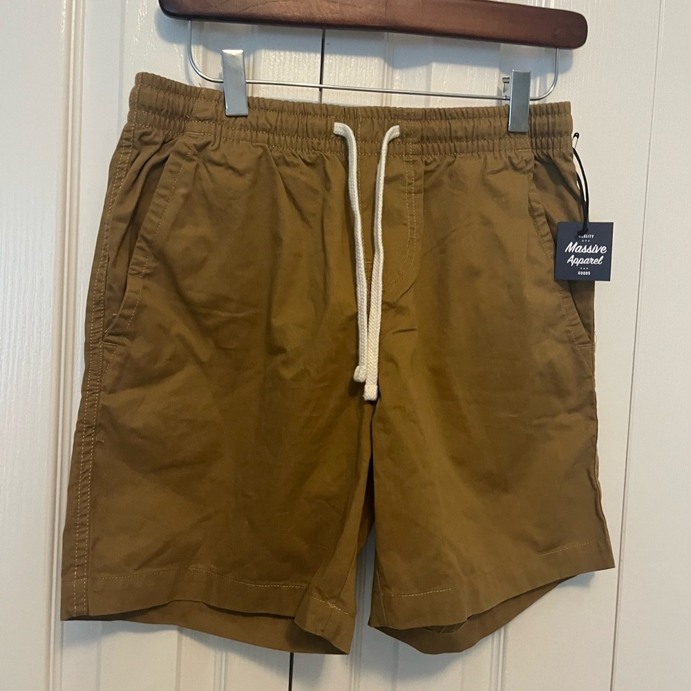 NWT Men’s dark khaki shorts. Tie front. 6 inch inseam 
Size small